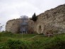 Zřícenina hradu Lanšperk. Ta železná konstrukce u zdi je poněkud netradiční rozhledna.