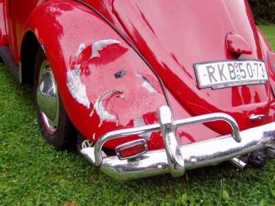 Pošramocený VW brouk, takto dopadl po srážce s Dněprem.